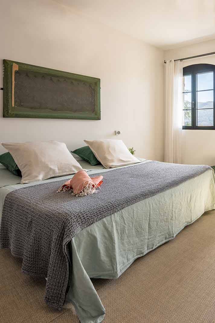 Chambre d'hôtes 2 personnes, avec baignoire balnéo, climatisation et vue sur les toits du village de Méthamis. WiFi, TV, DVD. Tarifs à partir de 155€/nuit