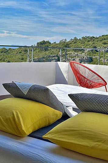 Chambre d'hôtes avec lit roulant sur la terrasse pour des nuits à la belle étoile sous le ciel du Luberon - Maison d'hôtes Metafort Provence - 2026