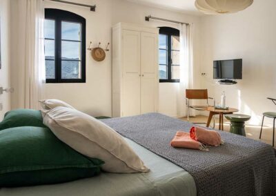 Chambre d'hôtes Opaline au sein de la maison d'hôtes Metafort, à Méthamis entre Luberon et Mont Ventoux.