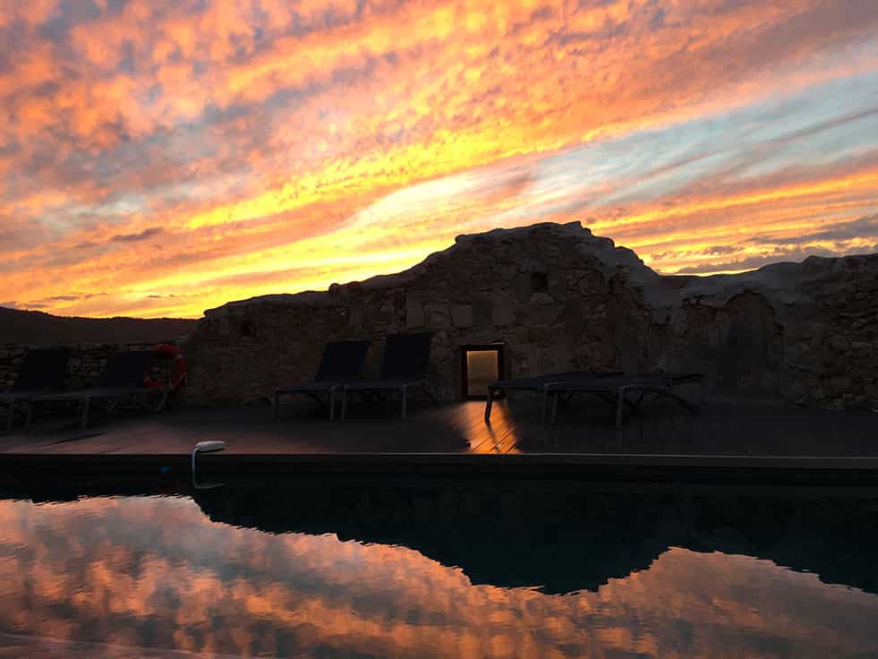 Coucher de soleil sur la piscine de la chambre d'hôtes en Luberon, le Metafort en Provence