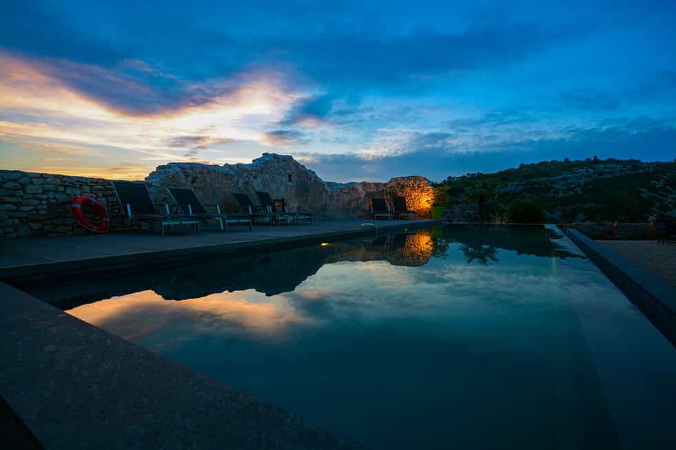 Piscine de nuit en chambre d'hôtes Metaforts en Luberon, Provence