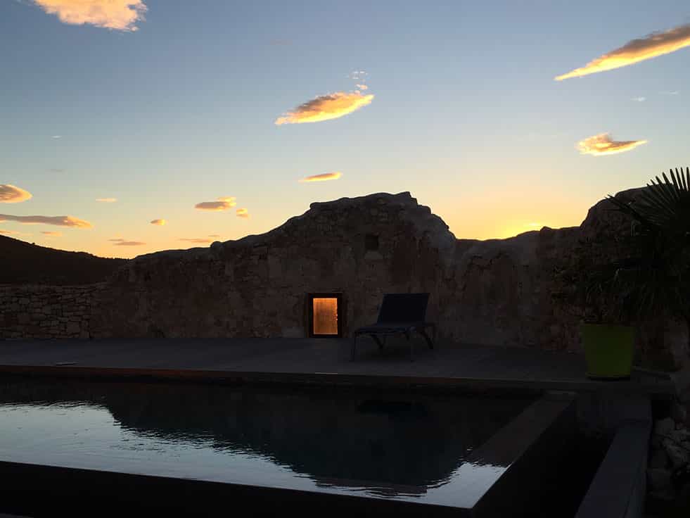 Piscine de nuit au Metafort dans le Vaucluse