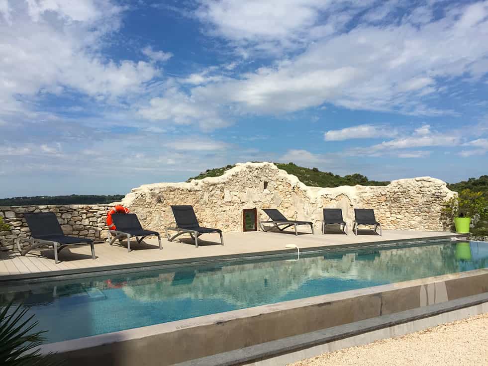 Piscine et solarium à la maison d'hôtes dans le Vaucluse