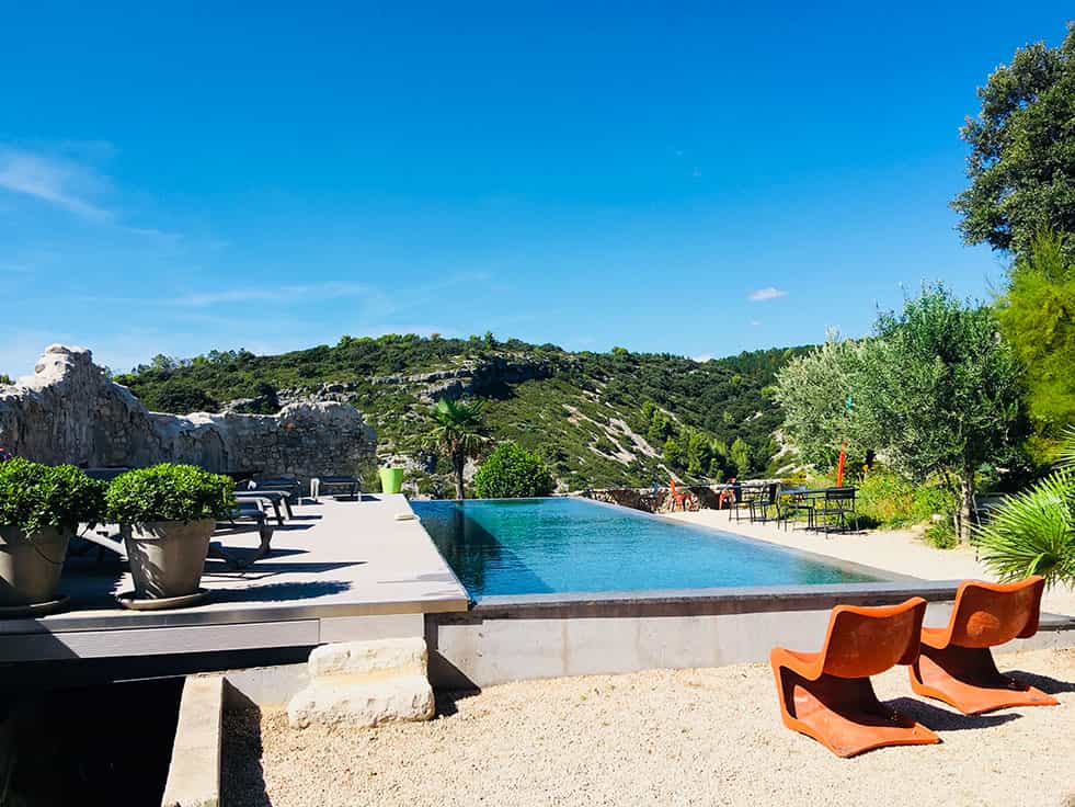 Piscine et solarium du Metafort en Provence