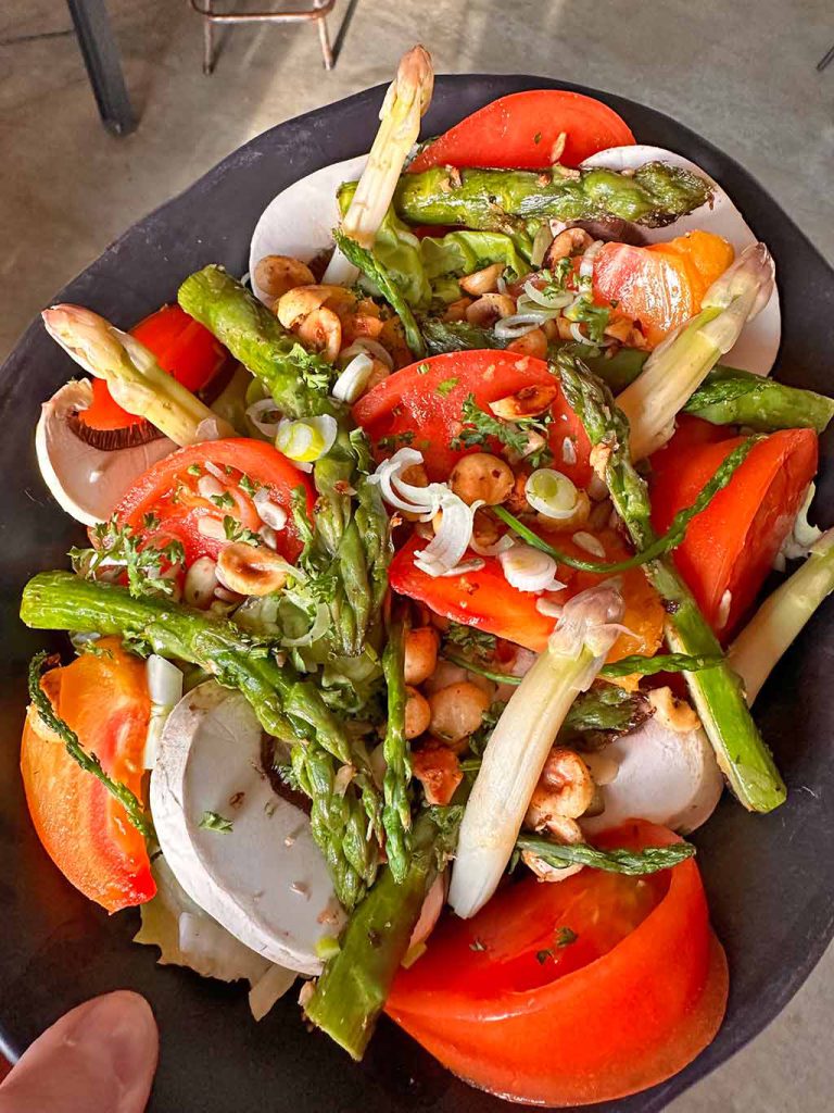 table d'hôtes Metafort en luberon | Salade d'asperges, tomates et champignons