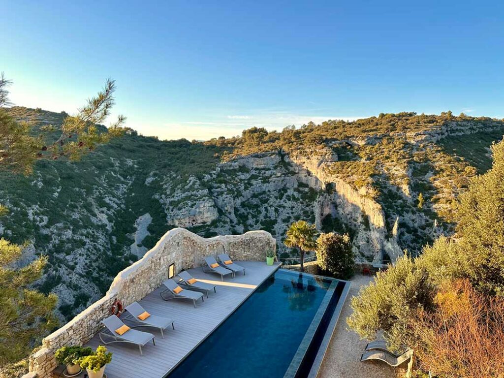 Piscine à débordement de la maison d'hôtes Métafort en Provence