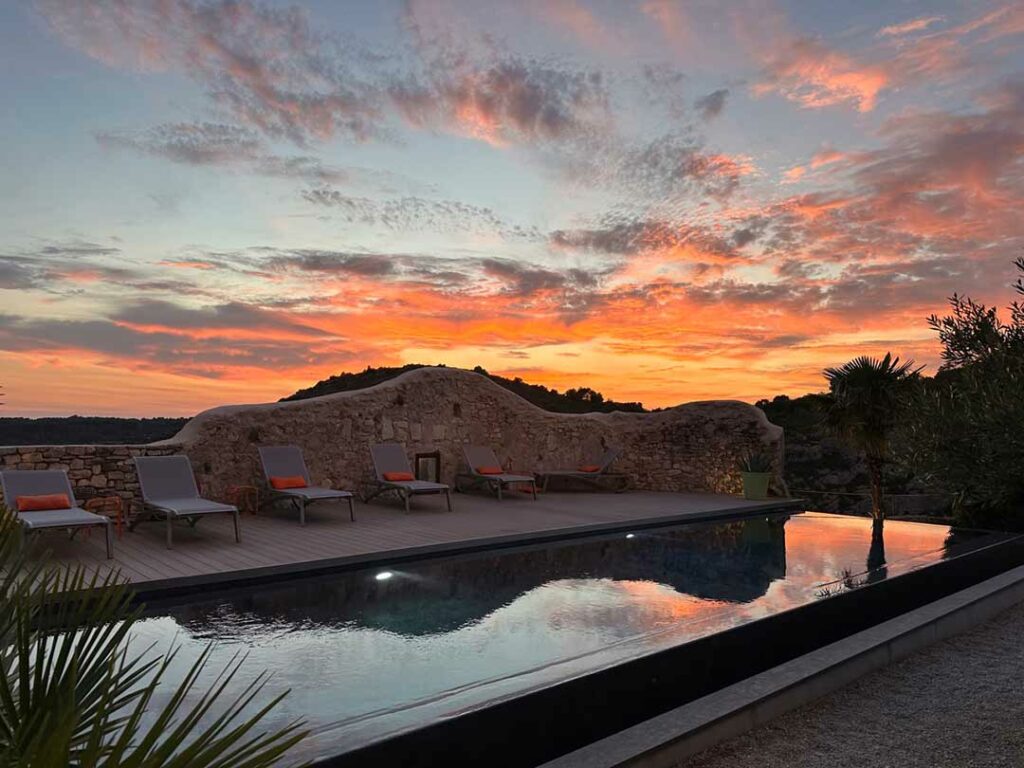 Coucher de soleil sur la chambre d'hôtes Métafort Provence avec piscine à débordement