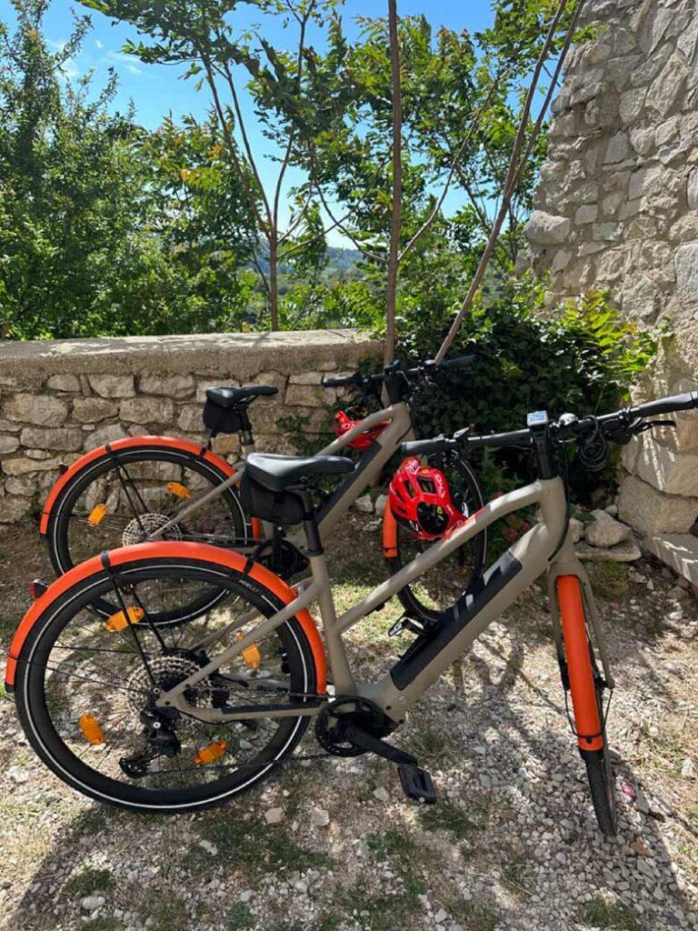 Le vélo électrique VAE et idéal pour partir à la découverte du Luberon et de la Provence à partir de la maison d'hôtes Métafort