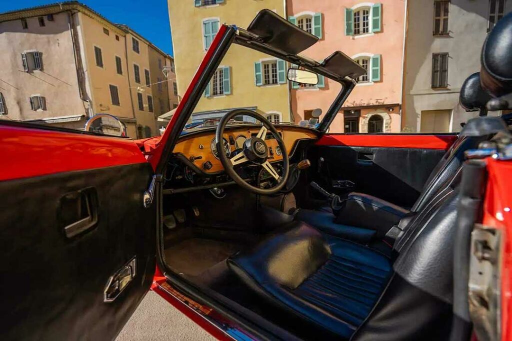 Découvrir la Provence et le Luberon depuis la maison d'hôtes Métafort, en voiture de collection Spitfire Triumph