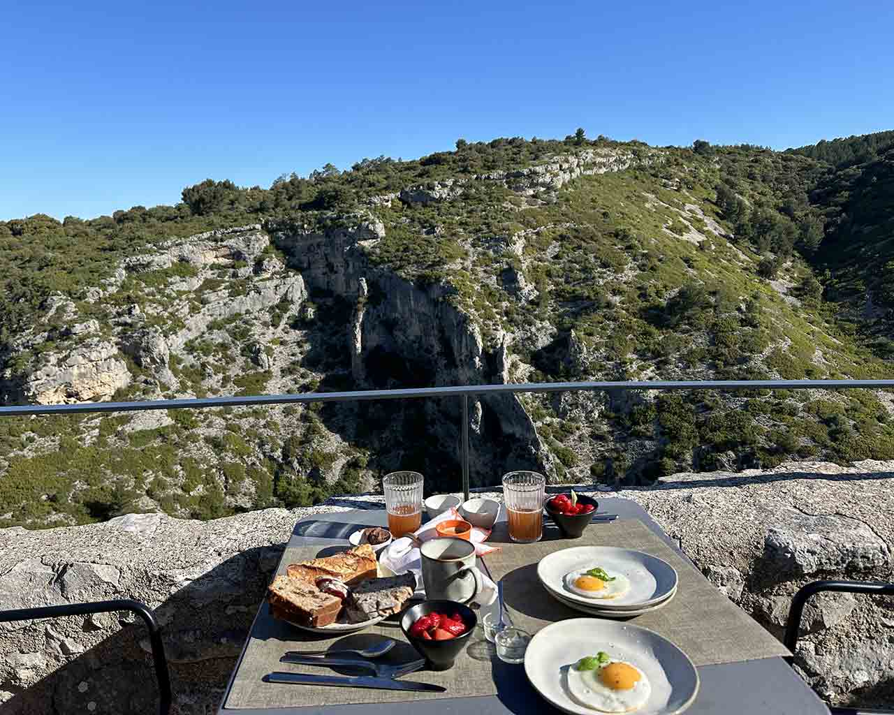 Un petit-déjeuner à Metafort, chambres d'hôtes en Provence, en Luberon et mont Ventoux