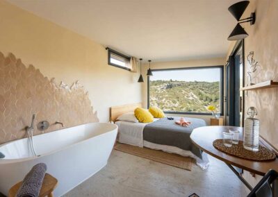 Chambre l'Annesque, vue bain et lit. Maison d'hôtes Metafort en Provence au village de Méthamis, entre mont Ventoux et Luberon