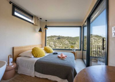 Chambre l'Annesque, vue chambre et extérieur. Maison d'hôtes Metafort en Provence au village de Méthamis, entre mont Ventoux et Luberon