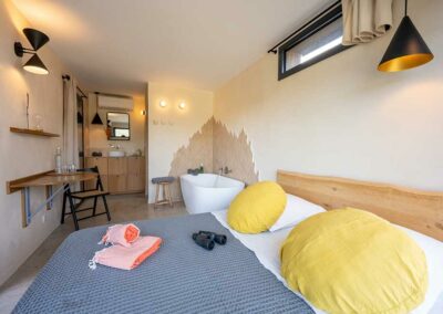 Chambre l'Annesque, vue intérieure. Maison d'hôtes Metafort en Provence au village de Méthamis, entre mont Ventoux et Luberon