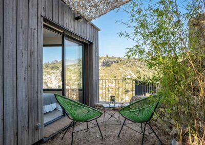 Chambre l'Annesque, vue terrasse. Maison d'hôtes Metafort en Provence au village de Méthamis, entre mont Ventoux et Luberon