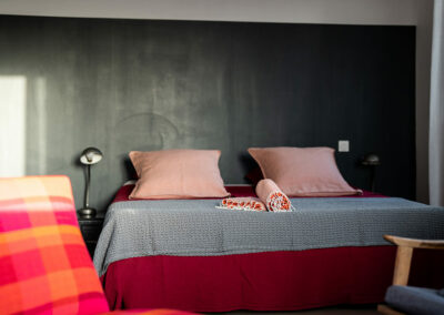 Chambre Coccon vue lit - Metafort chambre d'hôtes en Provence, entre mont Ventoux et Luberon