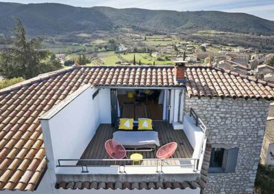 Chambre d'hötes Sous-les-Étoiles, vue aérienne sur la terrasse et lit extérieur. Maison d'hôtes Metafort à Méthamis en Provence 2026