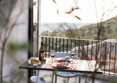 Gîte à louer au sein de la maison d'hôtes Metafort, à Méthamis (vue coin petit déjeuner) - Entre Luberon et mont Ventoux