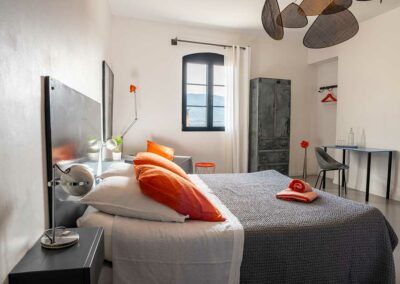 Vue lit et fenêtre de la chambre Lilly, chambre d'hôtes Metafort en Provence à Methamis