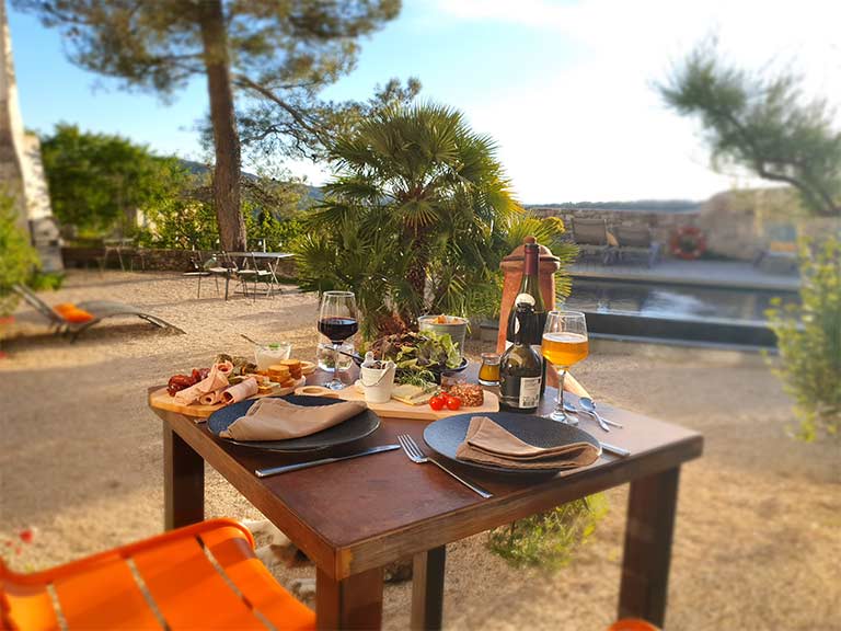 Déjeuner à la table d'hôtes Metafort à Méthamis en Provence